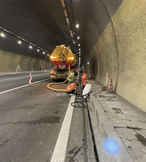 扬州隧道排水渠清淤